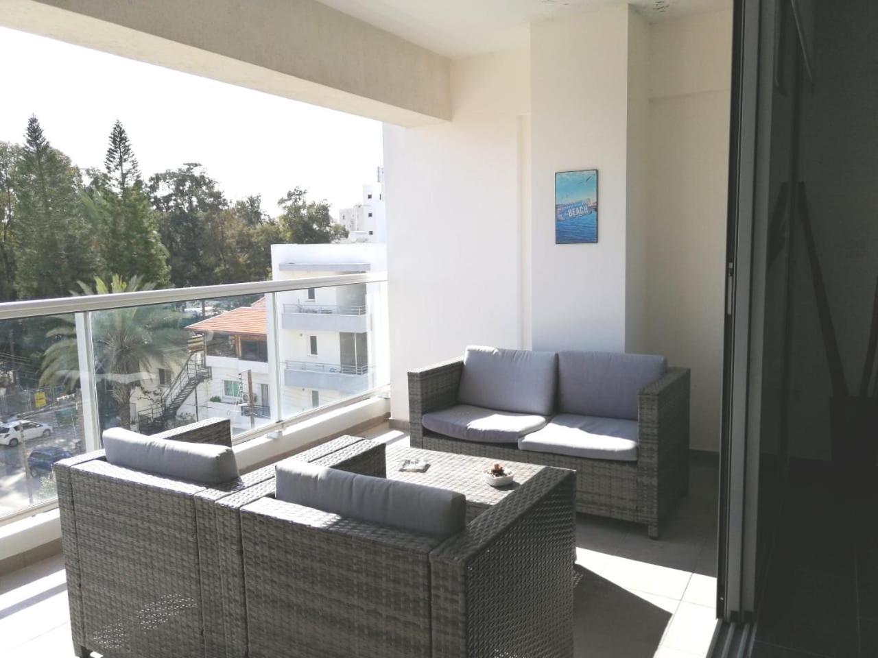 Dezo Luxury Town Apartment Larnaca Extérieur photo